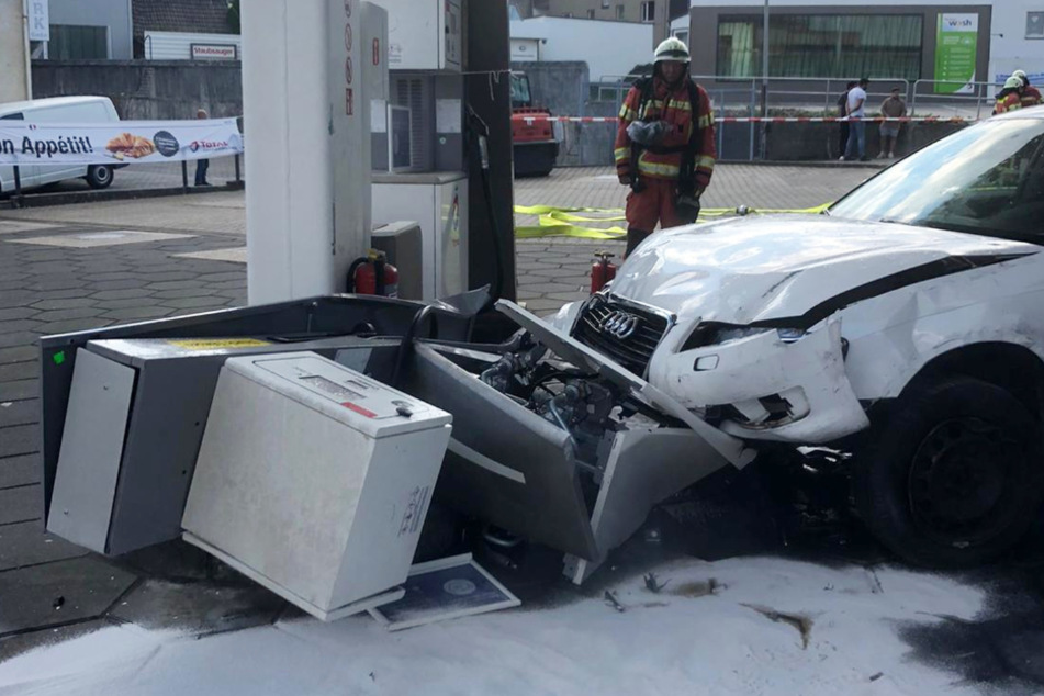 Die Seniorin (84) ist mit ihrem weißen Audi A3 in zwei Zapfsäulen gefahren, weil sie Gas und Bremse verwechselt hat.