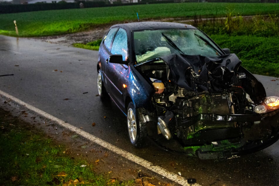 Das Auto, in das der Mopedfahrer gekracht ist, wurde komplett zerstört.