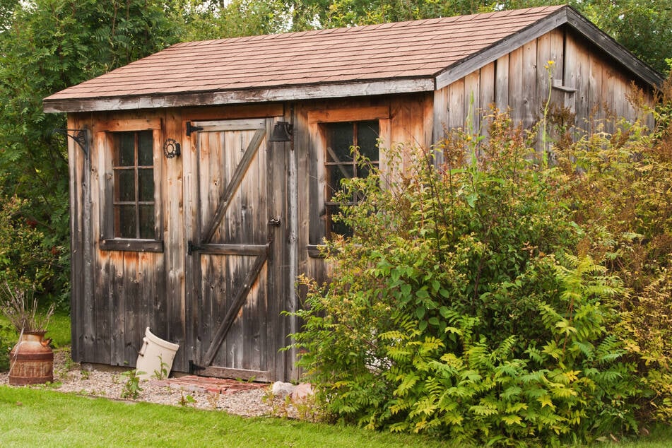 Eine Person nahmen die vier Männer gefangen und quälten sie stundenlang in einer Gartenhütte. (Symbolbild)