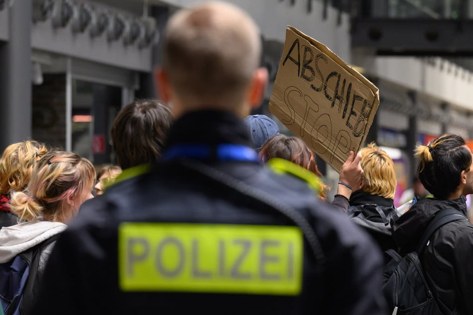 Teilnehmer einer Mahnwache demonstrierten im Terminal am Flughafen Leipzig/Halle.