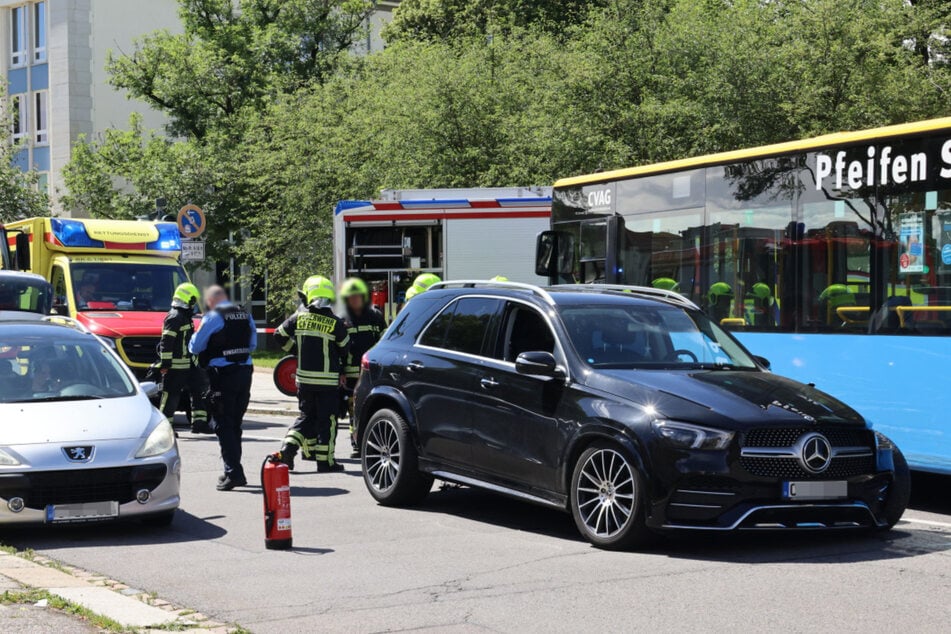 Mercedes kracht in Linienbus: Drei Verletzte bei heftigem Unfall in Chemnitz