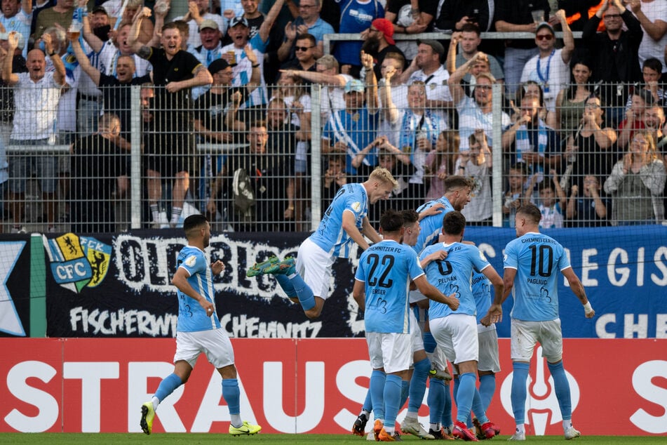 Spieler und Fans geben in Chemnitz gemeinsam alles für den sportlichen Erfolg. 