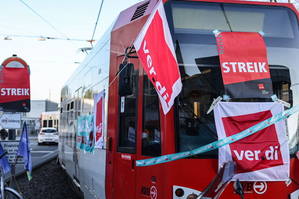 Die Gewerkschaft Verdi fordert in den Tarifverhandlungen mit Bund und Ländern acht Prozent mehr Lohn, mindestens aber 350 Euro mehr monatlich. (Symbolbild)