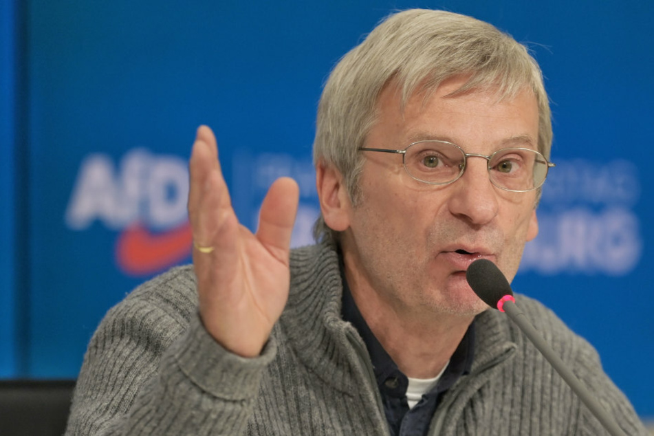 Christoph Berndt (65) spricht während einer Pressekonferenz. Brandenburgs AfD-Fraktionschef hat die Vorfälle auf der Geburtstagsfeier der Cottbuser AfD-Kommunalpolitikerin Monique Buder (33) scharf kritisiert.