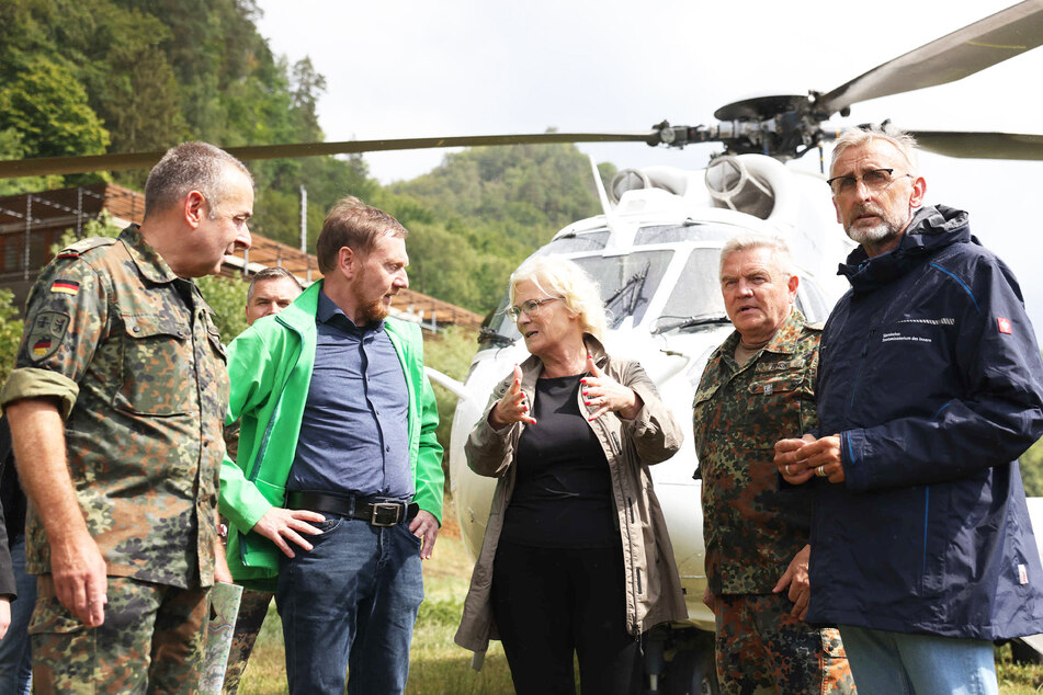 Ministerpräsident Michael Kretschmer (47, CDU, 2.v.l.), Bundesverteidigungsministerin Christine Lambrecht (57, SPD, M.) und Innenminister Armin Schuster (61, CDU, r.) besuchten am Montag den Bundeswehr-Einsatz in der Sächsischen Schweiz.