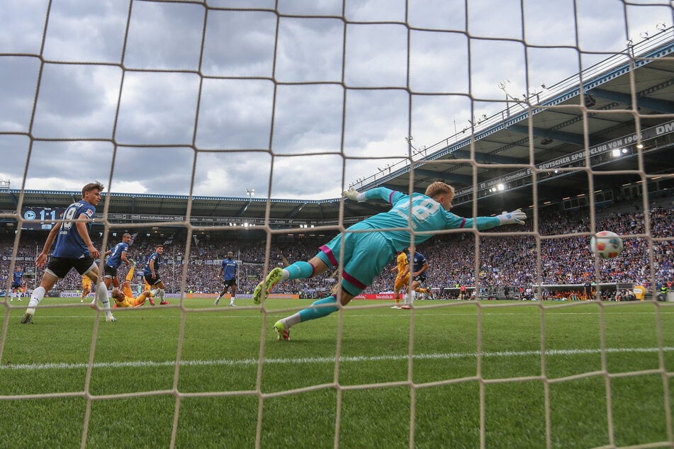 Nichts zu machen für Bielefeld-Keeper Leo Oppermann (23, vorne)! Dynamos Luca Herrmann (26, Boden) netzt traumhaft per Fallrückzieher ein.