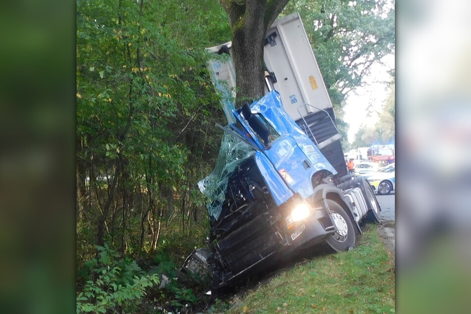 Die Fahrerkabine des Lastwagens wurde bei dem Unfall zerstört.