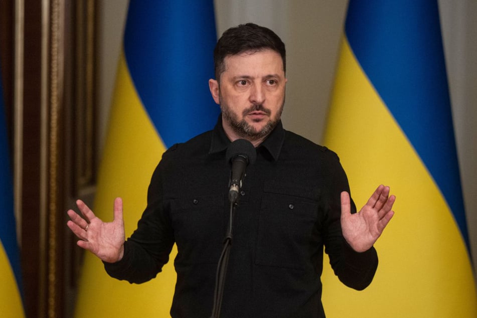 Der ukrainische Präsident Wolodymyr Selenskyj (48) hat das Haushaltsloch seines Landes als "astronomisch" bezeichnet.