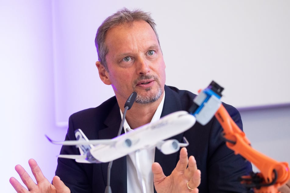 Michael Schöllhorn, Chief Operating Officer (COO) Airbus Commercial Aircraft, spricht auf der Pressekonferenz zur Vorstellung der neuen Strukturmontage der Airbus A320 Familie im Airbus Werk in Finkenwerder.