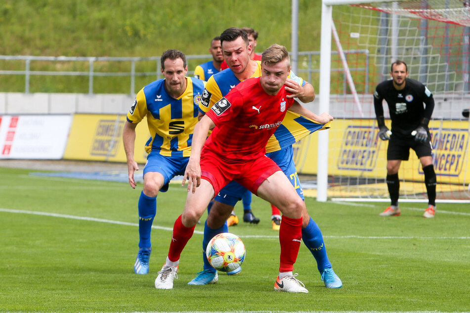 FSV-Stürmer Elias Huth im Zweikampf mit Kijewski (Braunschweig).