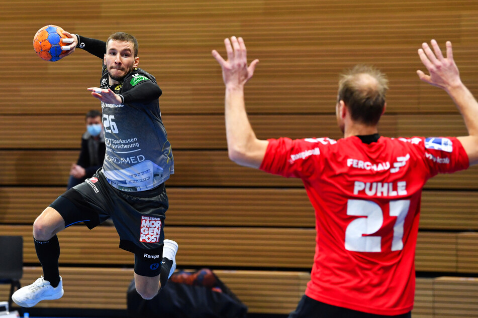 Dresdens Linksaußen Marek Vanco (31, l.) ist gespannt, was sein HC Elbflorenz im ersten Spiel nach der Quarantäne auf die Platte bringt.