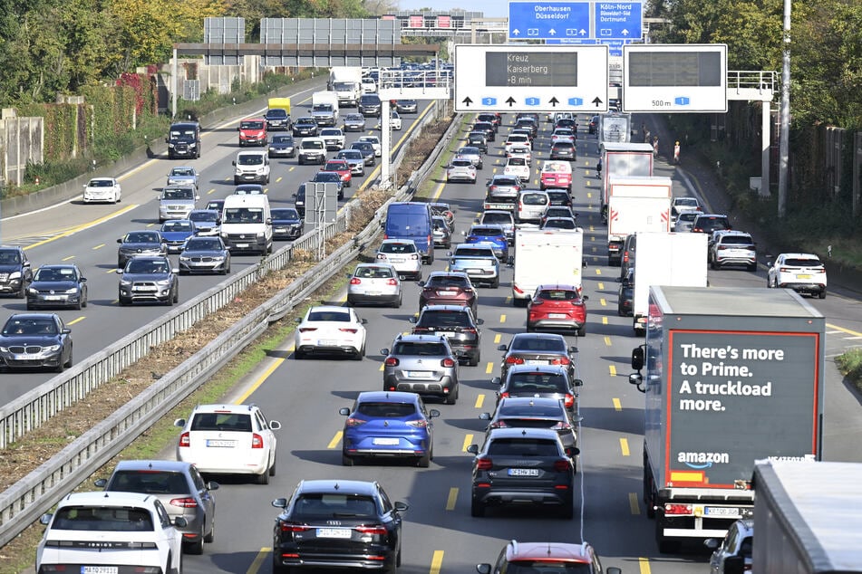 Aufgrund des Warnstreiks im öffentlichen Nahverkehr kann es am Freitag zu Staus auf den Autobahnen in Nordrhein-Westfalen kommen.