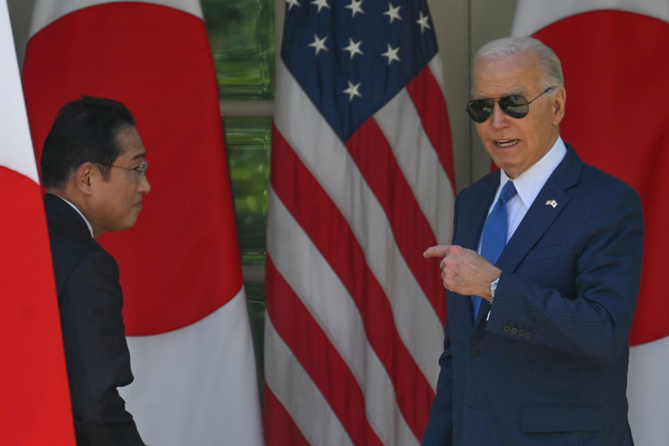 US President Joe Biden (r.) suggest Japan is a "xenophobic" country in remarks that drew a strong response from the Asian ally.