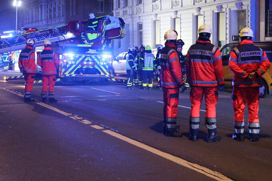 Feuerwehr muss in Wuppertal ran: Keller brennt, zwei Menschen verletzt