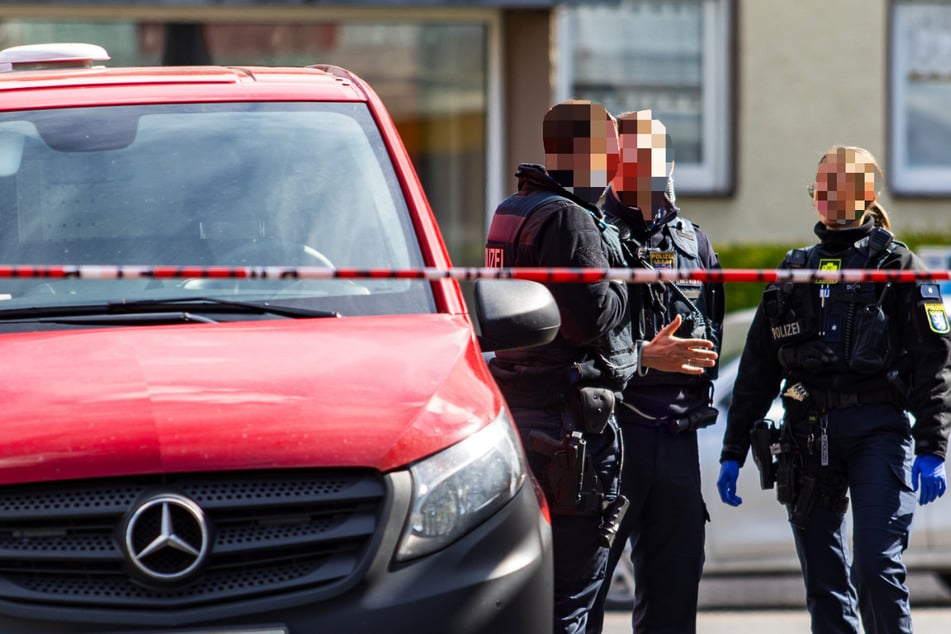 Nach einer Messerattacke in Rüsselsheim fahndet die Polizei intensiv nach dem Täter.