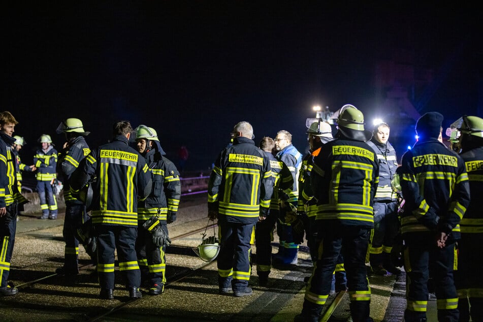 Leck an Frachtschiff: Über 100 Einsatzkräfte vor Ort, Main-Donau-Kanal gesperrt
