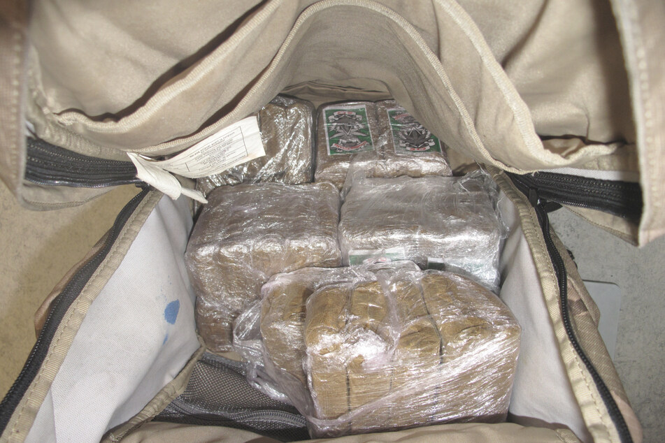 Insgesamt fünf Kilogramm Haschisch konnte die Polizei sicherstellen. Die Dealer hatten das THC-haltige Harz in einem Rucksack verpackt.