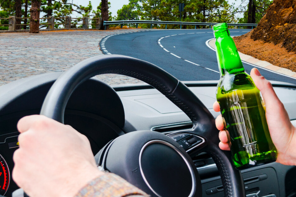 Betrunken am Steuer baute ein Jugendlicher im Ostallgäu einen Unfall. (Symbolbild)
