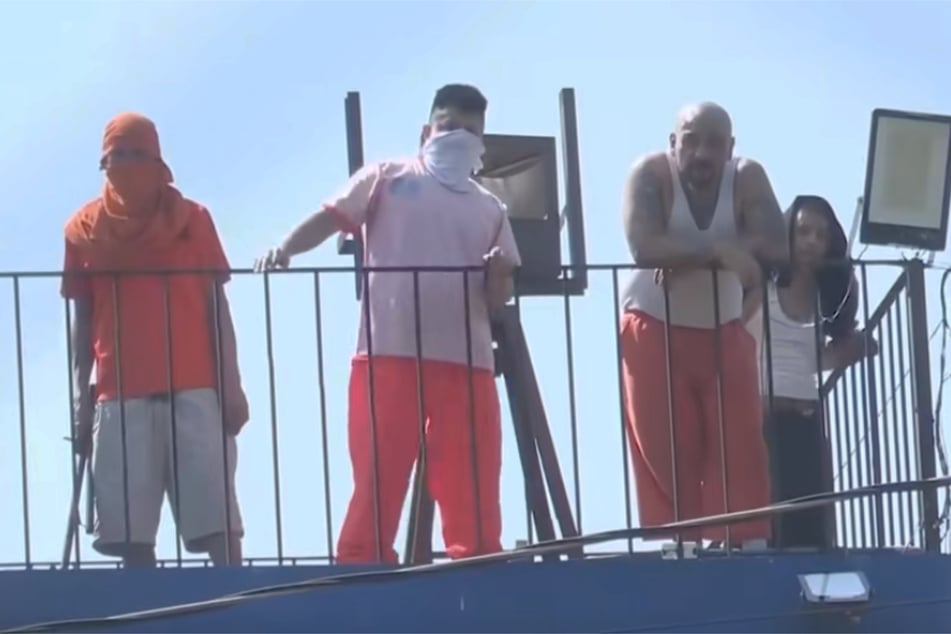 Einige Insassen verbarrikadierten sich auf den Gefängnistürmen, um die bewaffneten Einsatzkräfte zu beobachten.