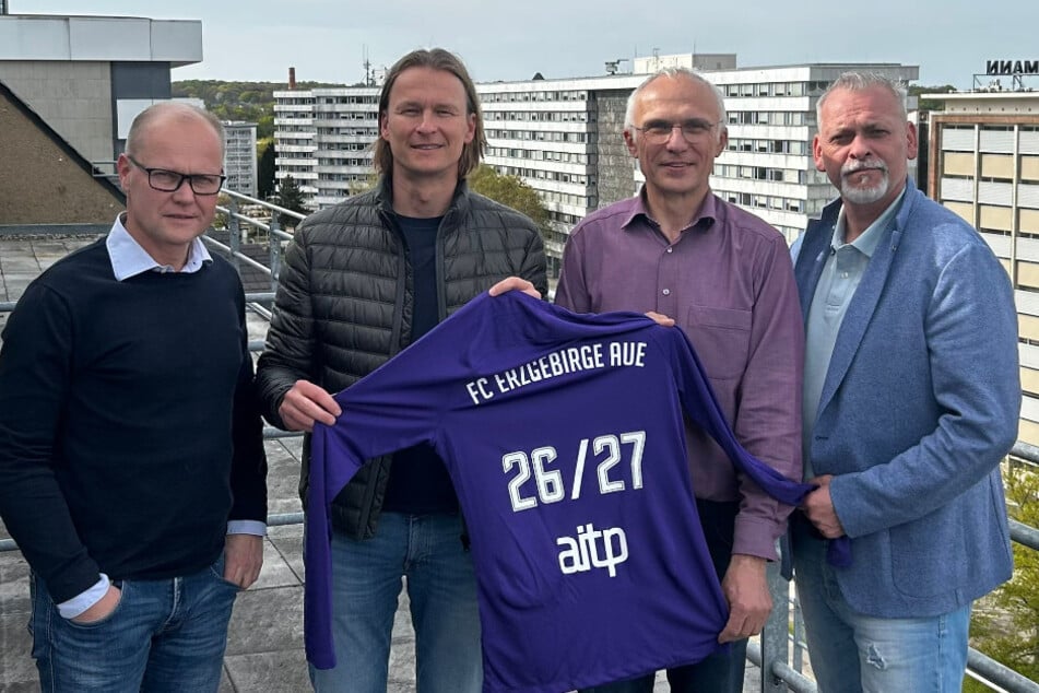 FCE-Präsident Thomas Schlesinger (l.) und Marketingleiter Enrico Barth (r.) bedanken sich über den Dächern von Chemnitz bei den aitp-Verantwortlichen Thomas Voigtländer und Dr. Egbert Thümler für ihr Vertrauen trotz sportlichen Abstieges.