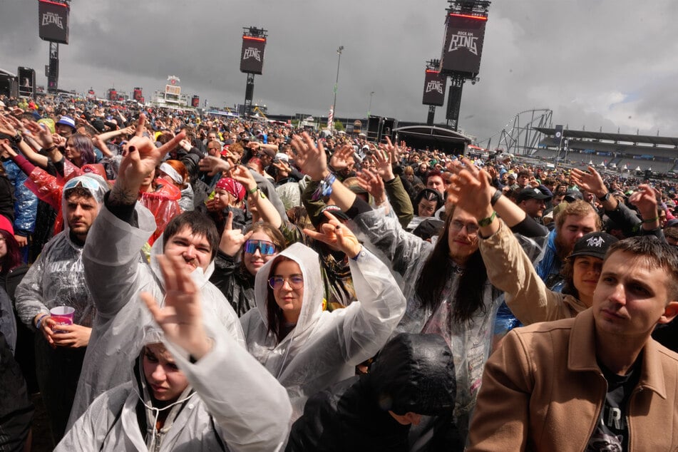 Die Fans bei Rock am Ring ließen sich trotz Regenschauern die Stimmung nicht verderben.