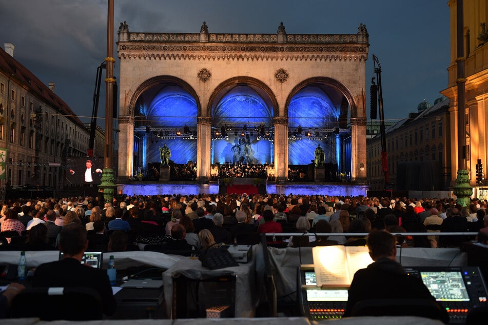 München OpenAirSpektakel "Klassik am Odeonsplatz" lädt 8000 Menschen ein