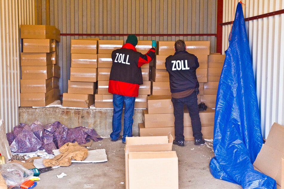 Ein Bild aus dem Jahr 2013 zeigt Zollbeamte bei einem Einsatz in einer Lagerhalle in Marzahn. (Archivbild)