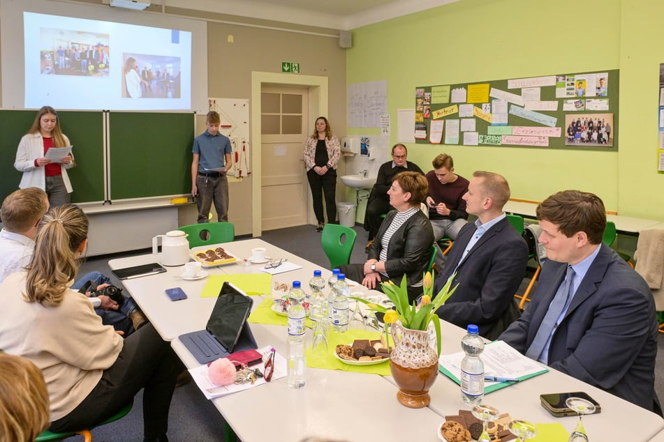 Die Gespräche in der Diskussionsrunde mit Lehrern und Elternvertretern waren locker - die Themen jedoch ernst.