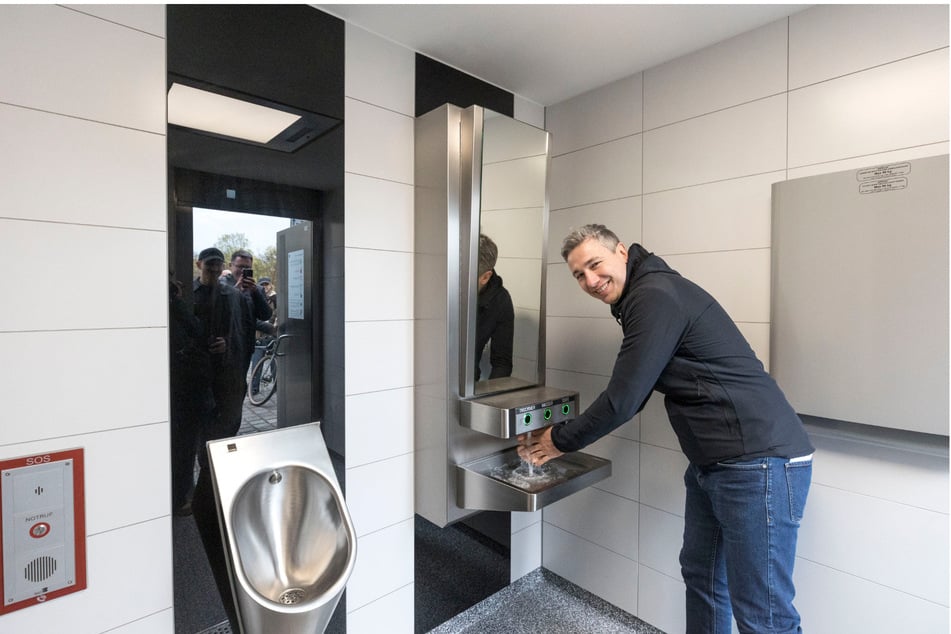 Baubürgermeister Stephan Kühn (46, Grüne) hat das Klohäuschen an der Ritterstraße gleich ausprobiert.