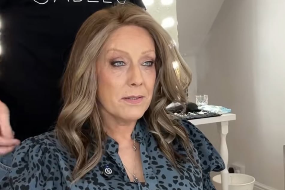 Susan schaut fasziniert in den Spiegel. So kennt sie sich selbst schon länger nicht mehr.