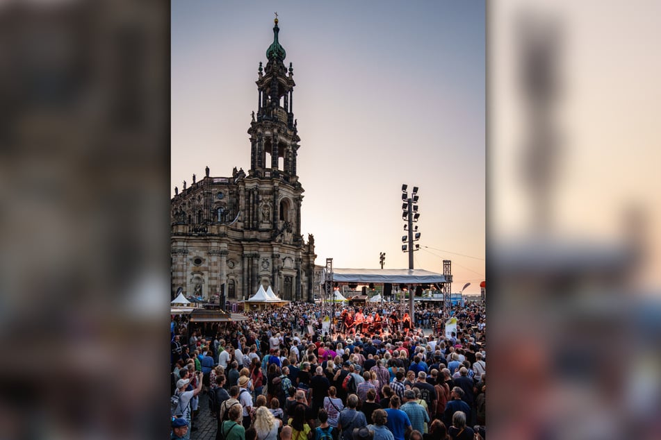 Die Bühne der Band war von Hunderten Fans umringt.
