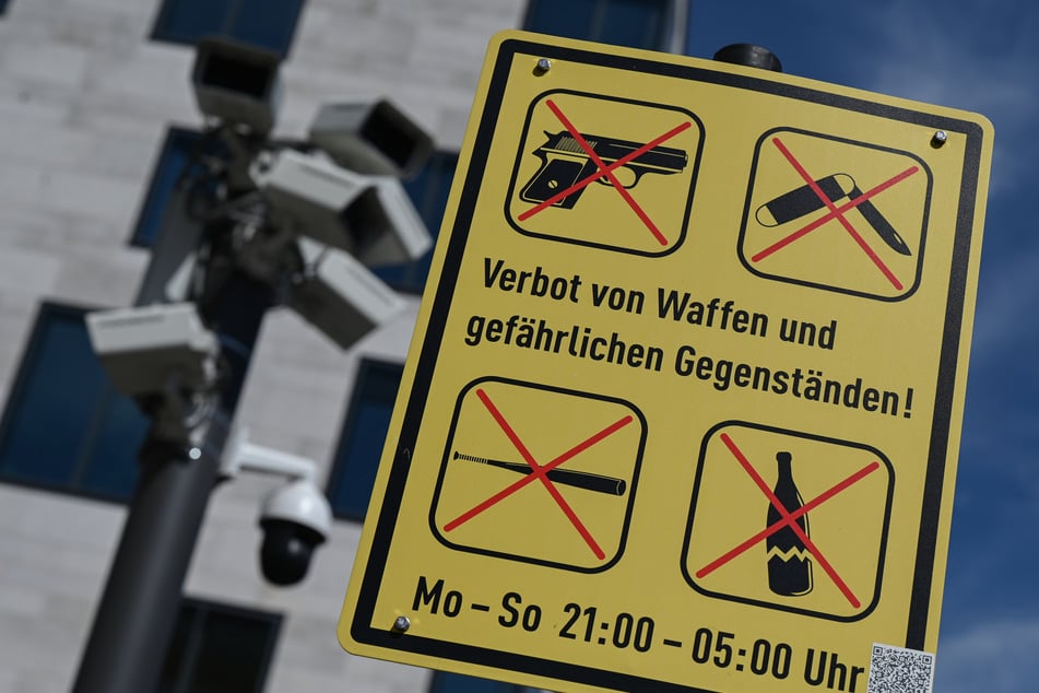 Obwohl die meisten Schilder geklaut wurden, gilt die Waffenverbotszone in Leipzig noch immer.