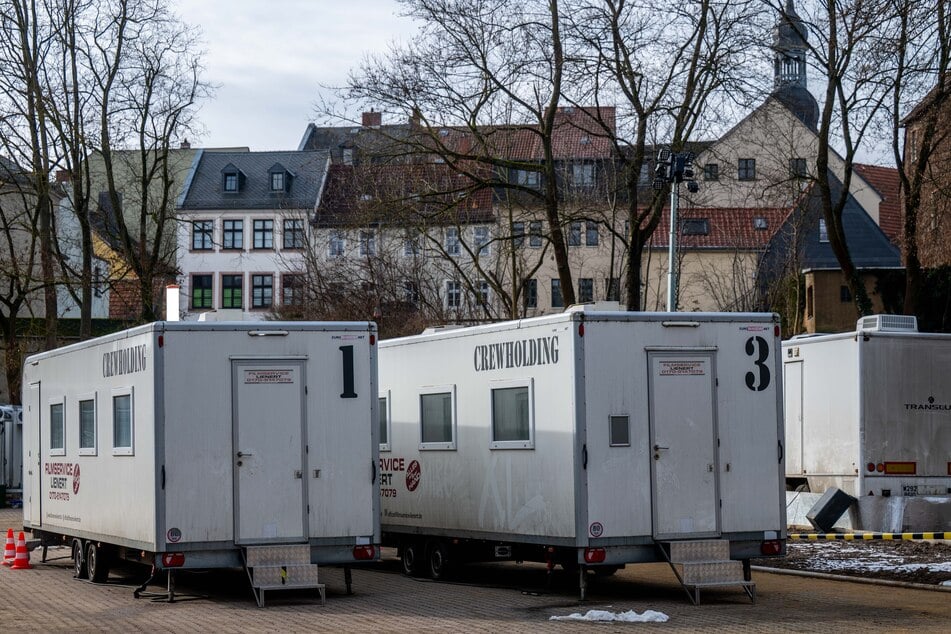 Auf dem Parkplatz gegenüber vom Schloss stehen mehrere Trailer der Filmcrew.