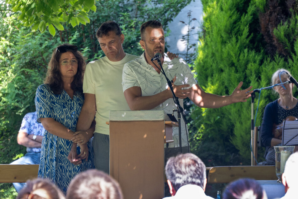 Der Vater der jungen Mutter aus den Niederlanden bedankt sich bei einem Gedenkgottesdienst für die Unterstützung.