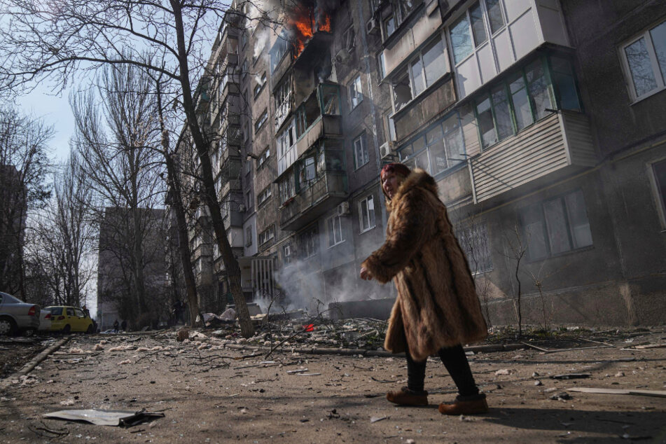 Ein verwüstetes Wohnhaus in Mariupol. Nach Angaben des Stadtrats sollen 80 Prozent der Wohnungen zerstört worden sein.