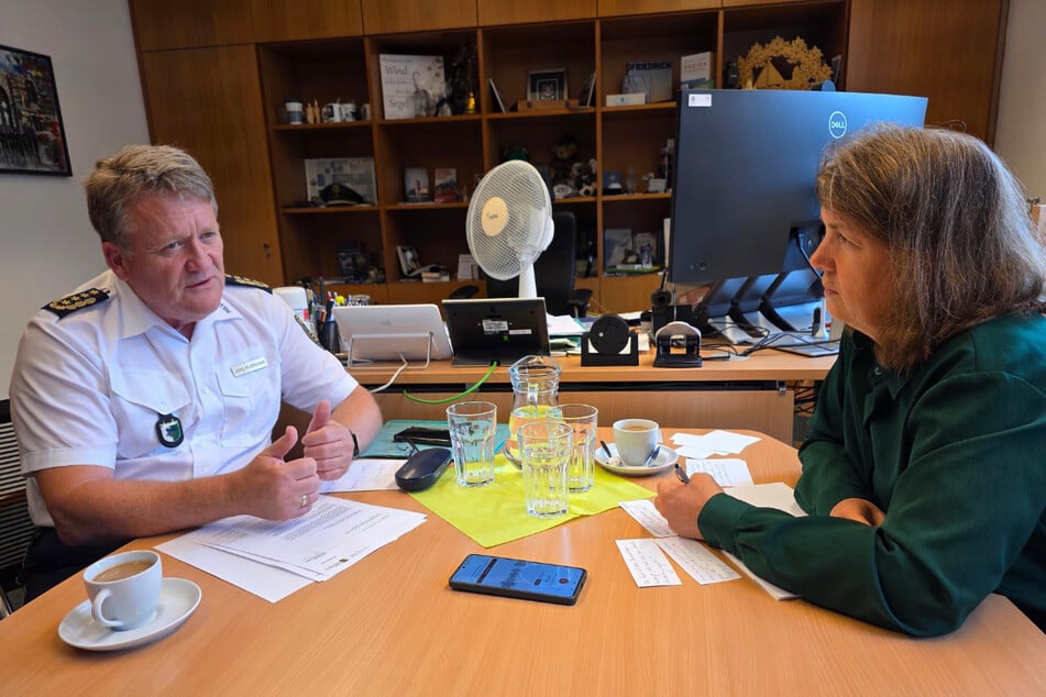 Der Landespolizeipräsident in seinem Büro im Gespräch mit Redakteurin Pia Lucchesi.