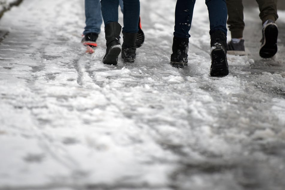 Fußgänger übersehen: Mann bei Autounfall schwer verletzt