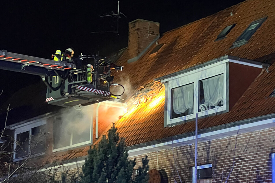 Über eine Drehleiter erreichten Feuerwehrleute den Brandherd in der Dachgeschosswohnung.