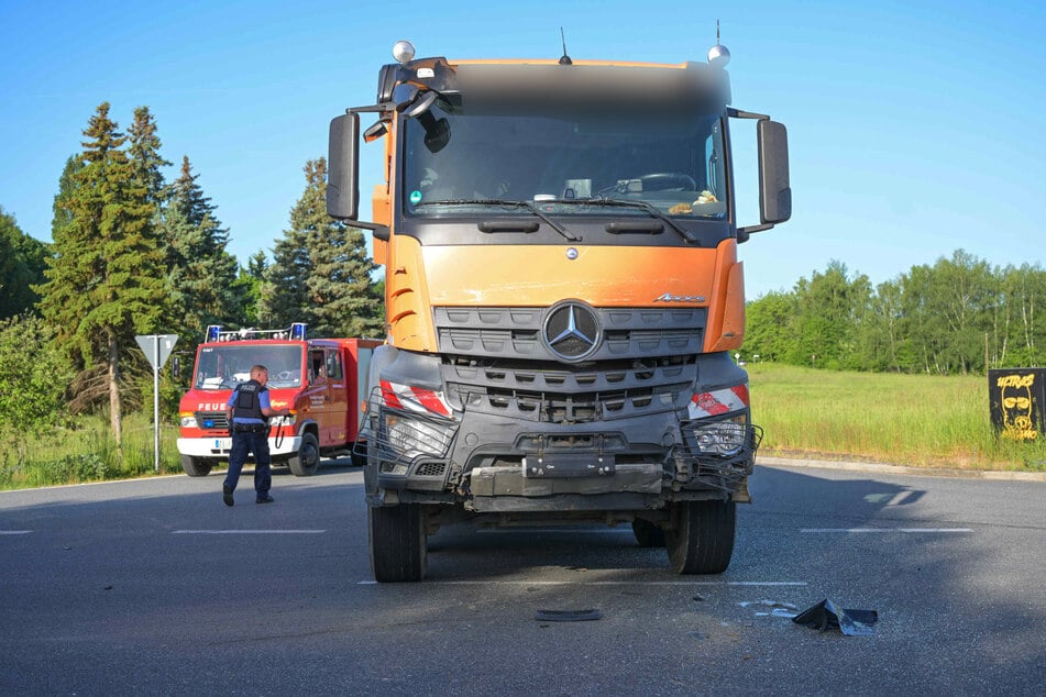 Die Front des Lkw wurde in Mitleidenschaft gezogen.