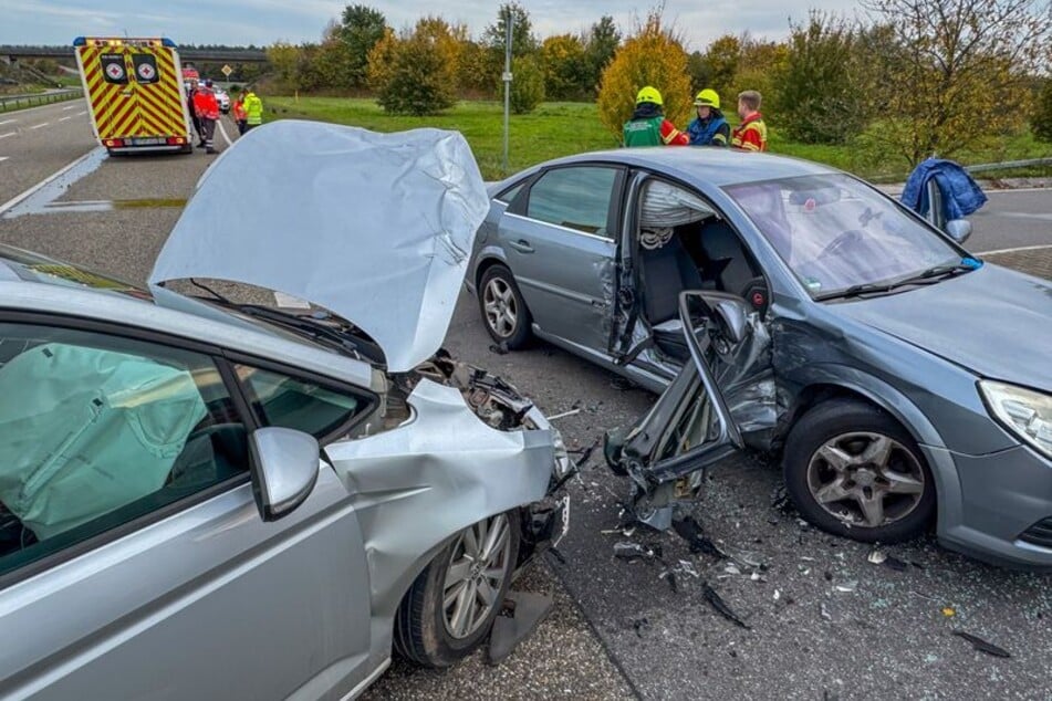 Die verunfallten Autos wurden am Sonntag abgeschleppt.