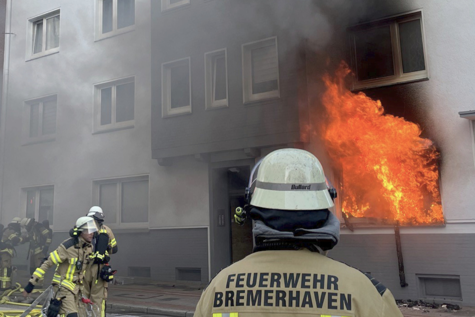 Feuer in Mehrfamilienhaus! Flammen schneiden Bewohnern den Fluchtweg ab