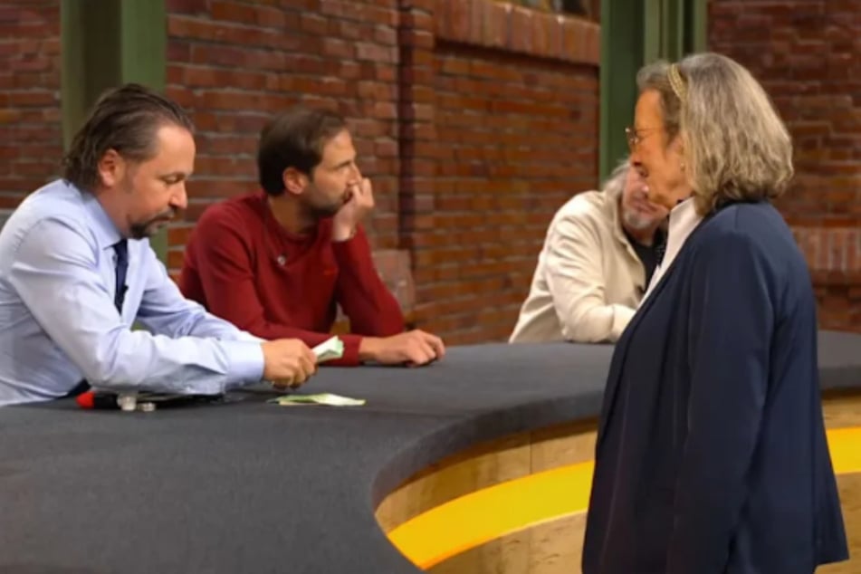 Händler Wolfgang Pauritsch (53) sichert sich das großformatige Werk zum halben Schätzpreis.