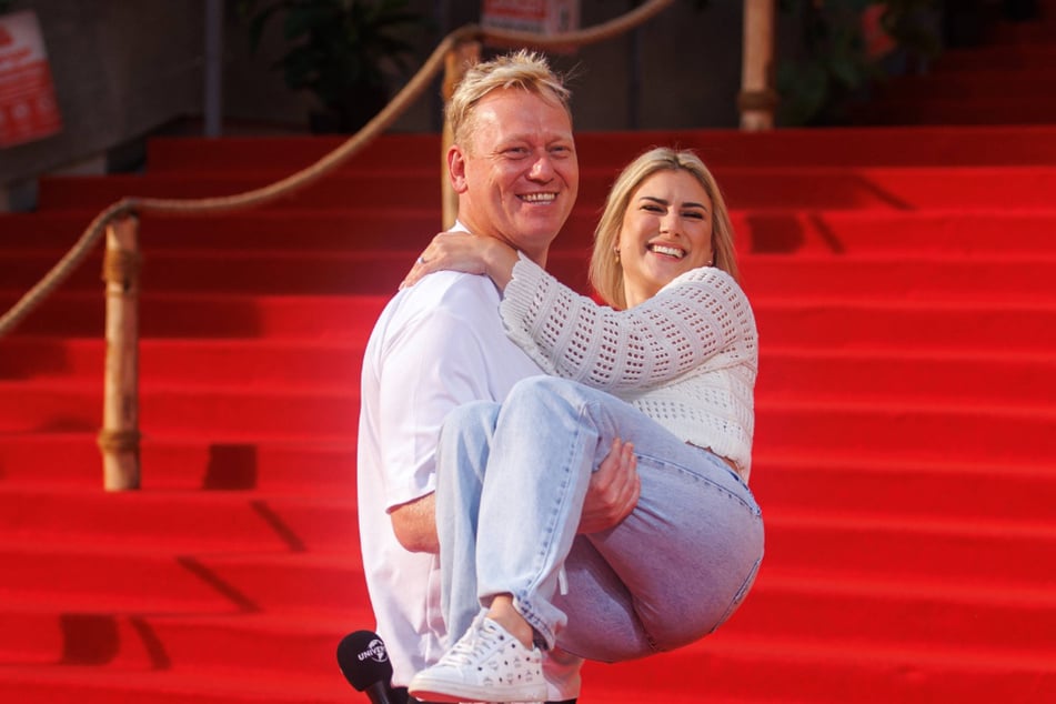Jens "Knossi" Knossalla (40) und Pascalia "Lia" Mitrou (28) haben sich das Jawort gegeben.