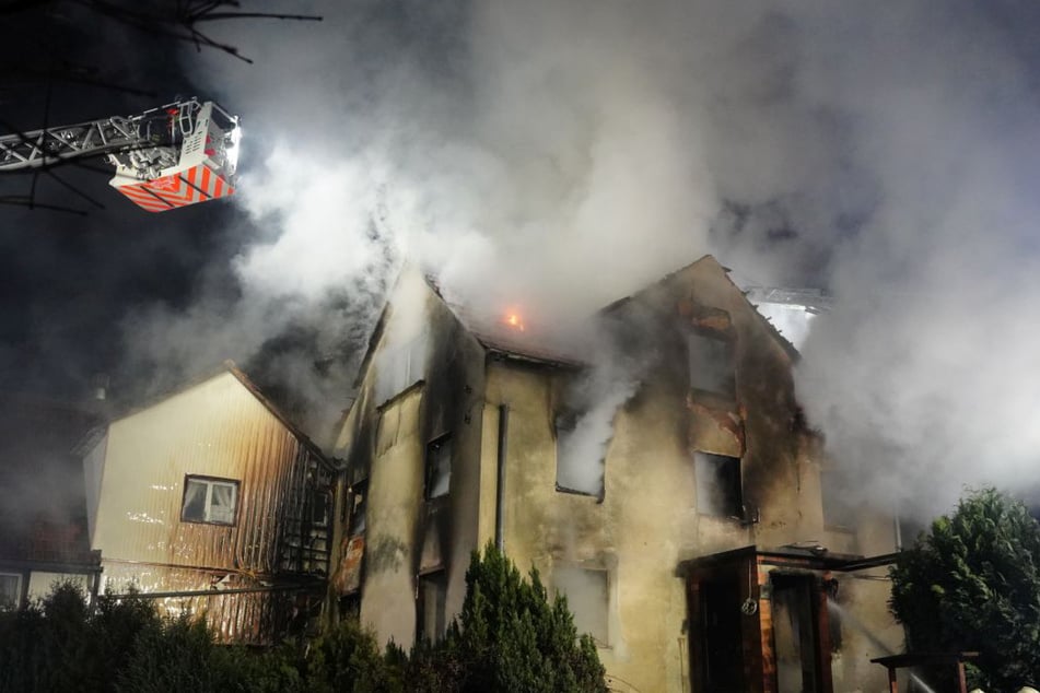 Das Gebäude, das als Monteurunterkunft genutzt wird, brannte vollständig aus und ist nicht mehr bewohnbar.