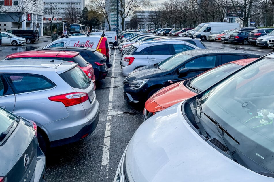 Zu voll und zu teuer: Das ist laut Handelsverband das Problem an den Parkplätzen in der City.