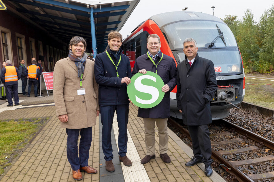 Wolfgang Weinhold (v.l.n.r.) und Stephan Naue von der DB Regio haben mit VVO-Geschäftsführer Burkhard Ehlen (53) und Bautzens Landrat Michael Harig (61, CDU) die neue S8 vorgestellt.