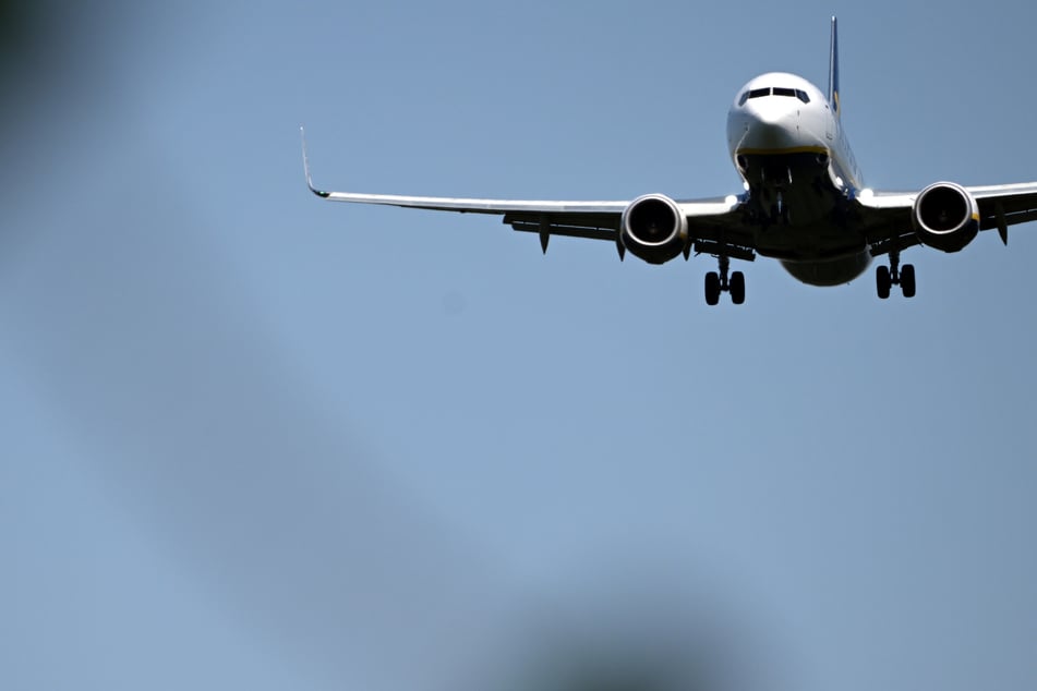 Flugzeug-Streit außer Kontrolle: Mann zieht blank und pinkelt über Kontrahenten!