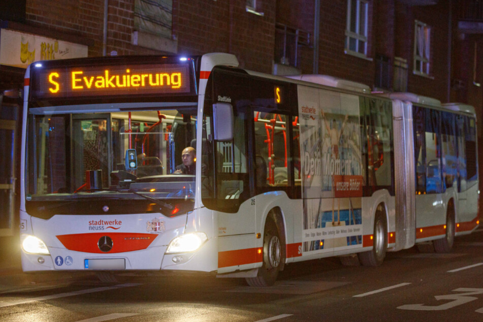 Die geretteten Hausbewohner wurden vorübergehend in einem Bus der Stadtwerke durch die Stadt untergebracht.