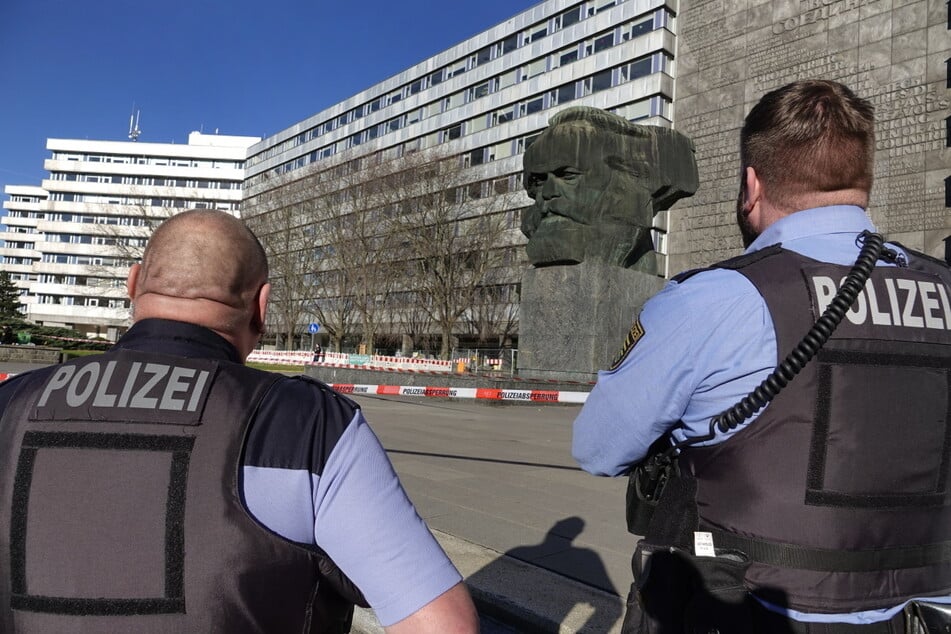 Ermittler stehen am Tatort vor dem Karl-Marx-Kopf im November 2024.