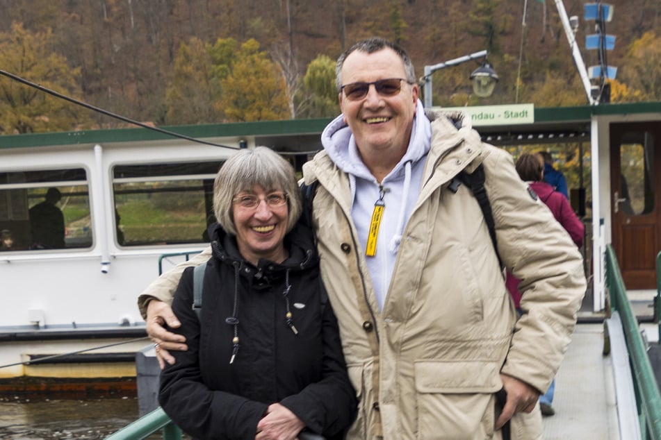 Aus Leipzig reisten am Donnerstag Janet Graupeter (56) und Frank Markisch (63) an. Sie wollen in Bad Schandau Urlaub machen. Die Brückensperrung konnte ihre gute Laune nicht trüben.